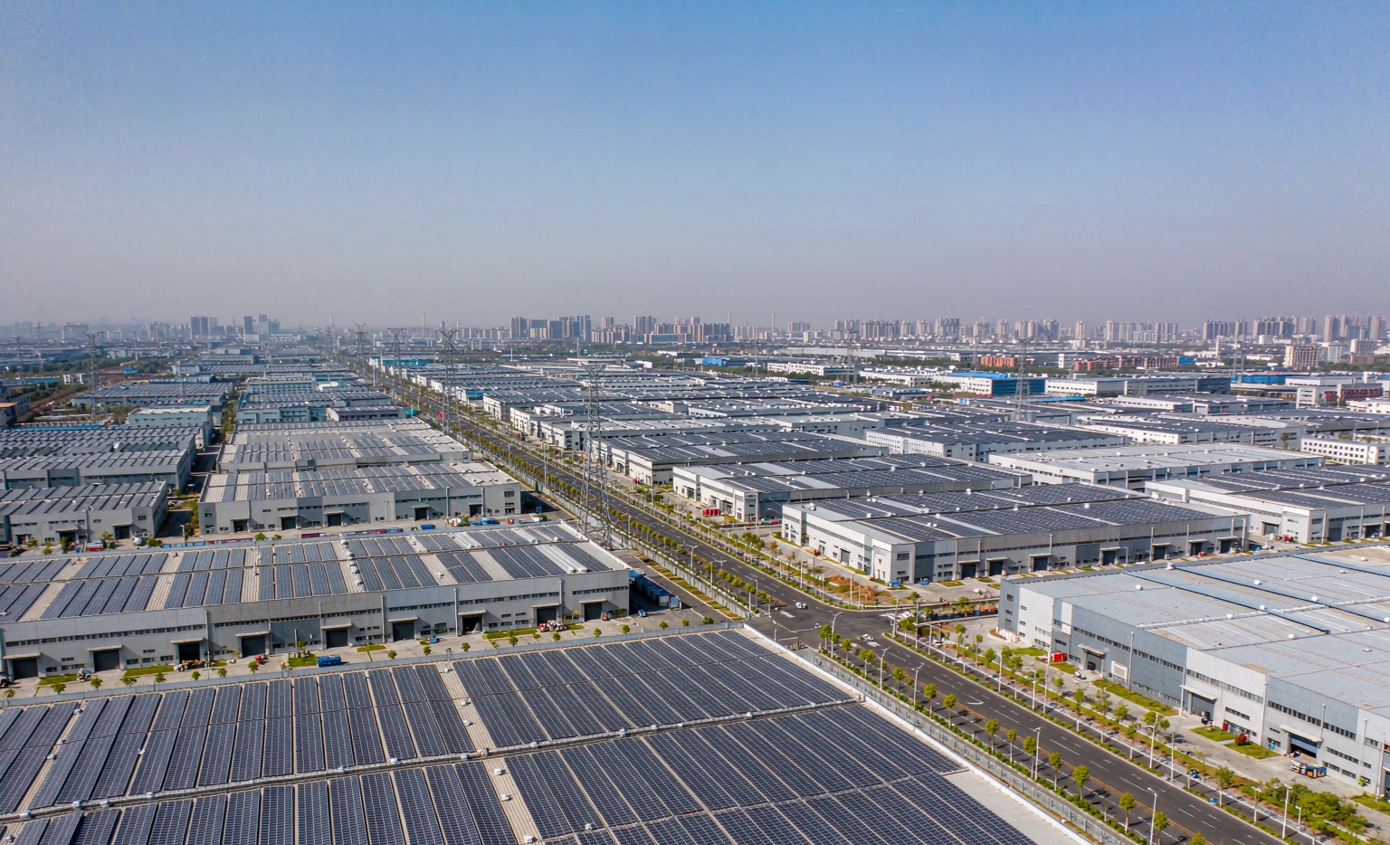 浙江沿海城市工业园区厂房屋顶大面积分布式光伏阵列，晴天，工业摄影风格